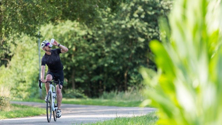 Wat heb je als fietser echt nodig: voedingssupplementen of volstaat een gezond dieet?