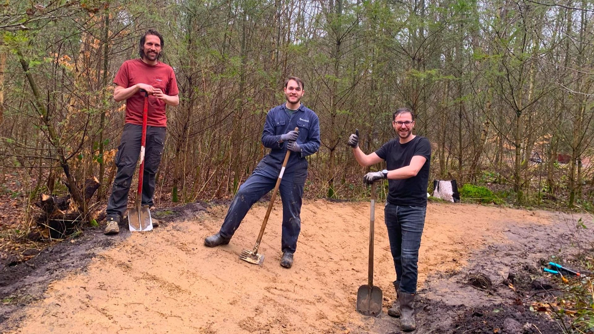 Trailcrew MTB-route Zuidlaren heeft plezier in het werk