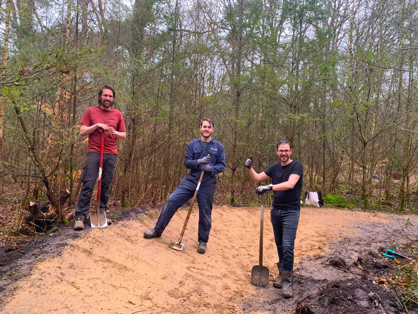 Trailcrew MTB-route Zuidlaren heeft plezier in het werk