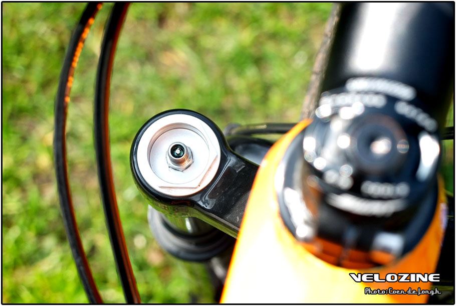 Nagenoeg iedere vork en demper heeft een luchtveer, die je oppompt via een autoventiel…