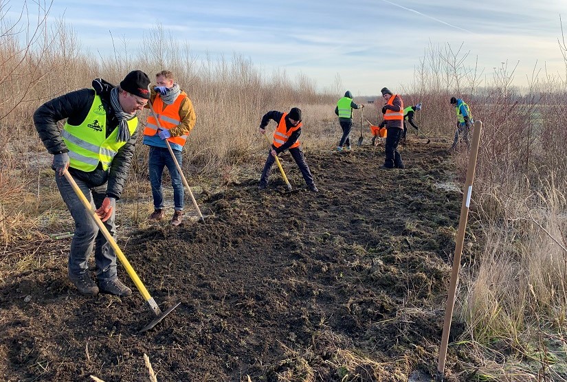 De MTB-route wordt letterlijk uit de kleigrond 'gestampt'. - Foto: MTB & More