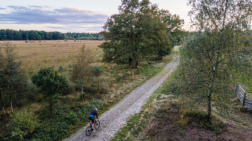 Dokkeren op z’n Drents; fietsen over flinten in de Hel van het Noorden