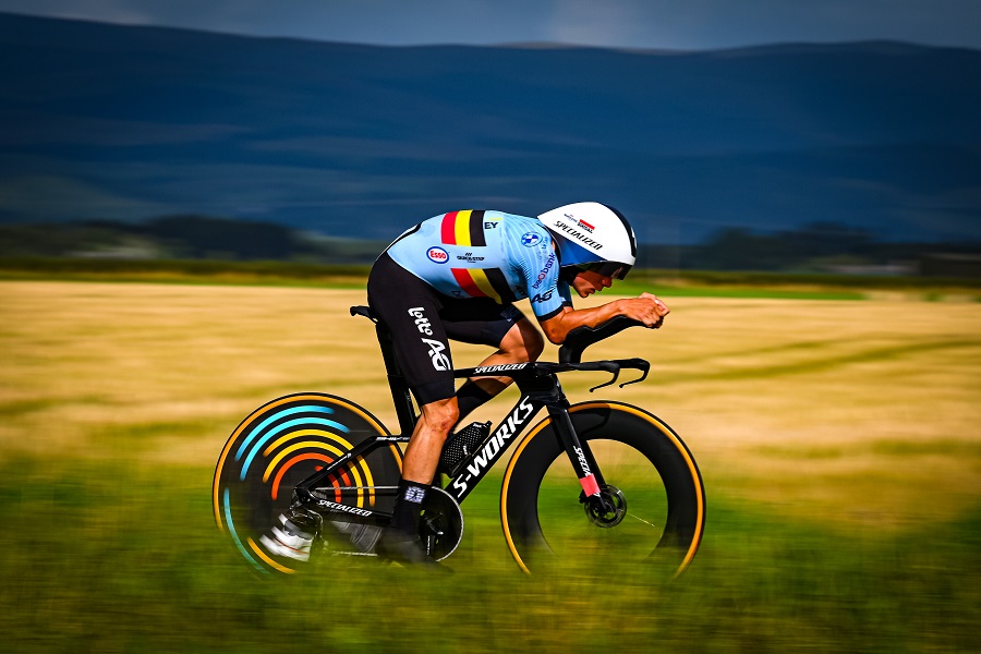 Bioracer maakt supersonisch tijdritpak voor wereldkampioen Remco Evenepoel