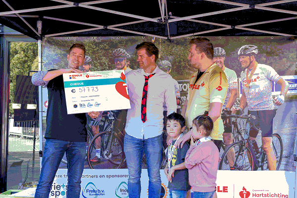 Fietsers halen bijna twee ton op voor Hartstichting
