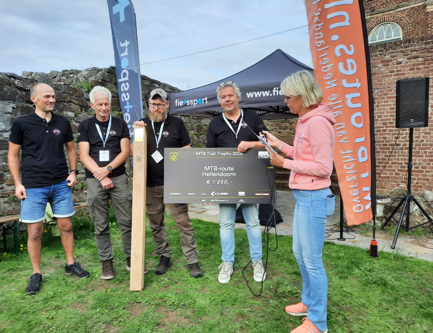 Vrijwilligers uit Hellendoorn maken mooiste MTB-route van Nederland