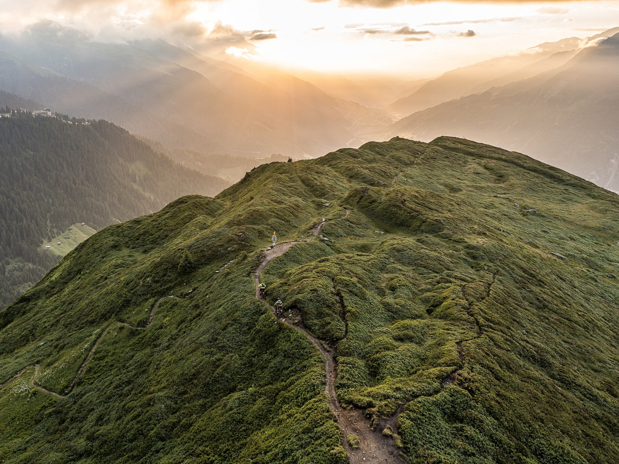 Op twee banden door groots Graubünden