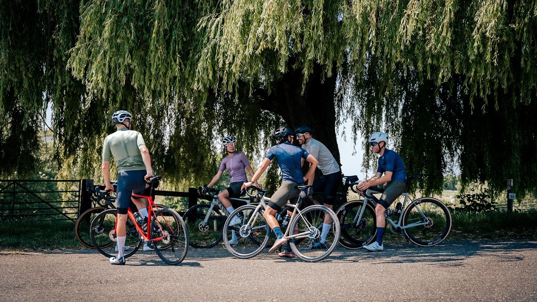 De opmars van Sahara-geel en kaki-groen in wielerkleding