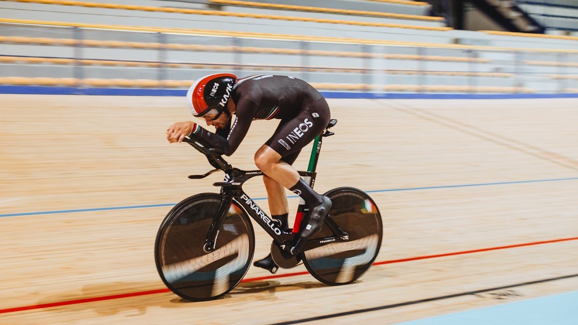 Filippo Ganna verbreekt werelduurrecord in Bioracer aeropak
