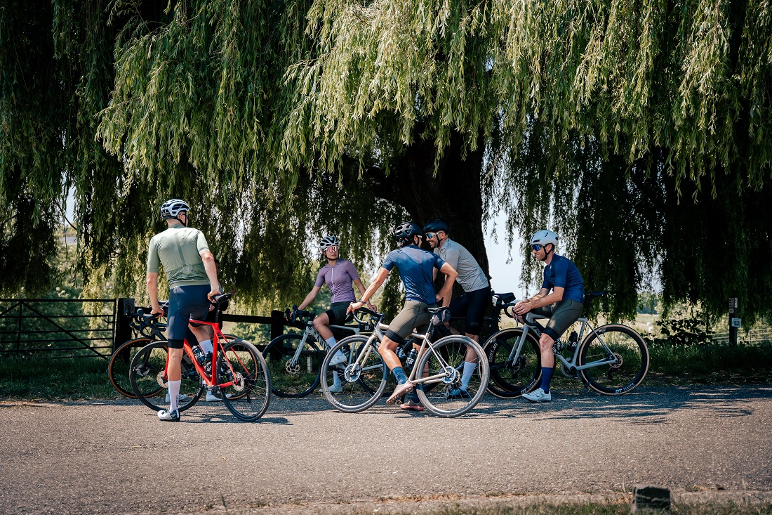 De opmars van Sahara-geel en kaki-groen in wielerkleding