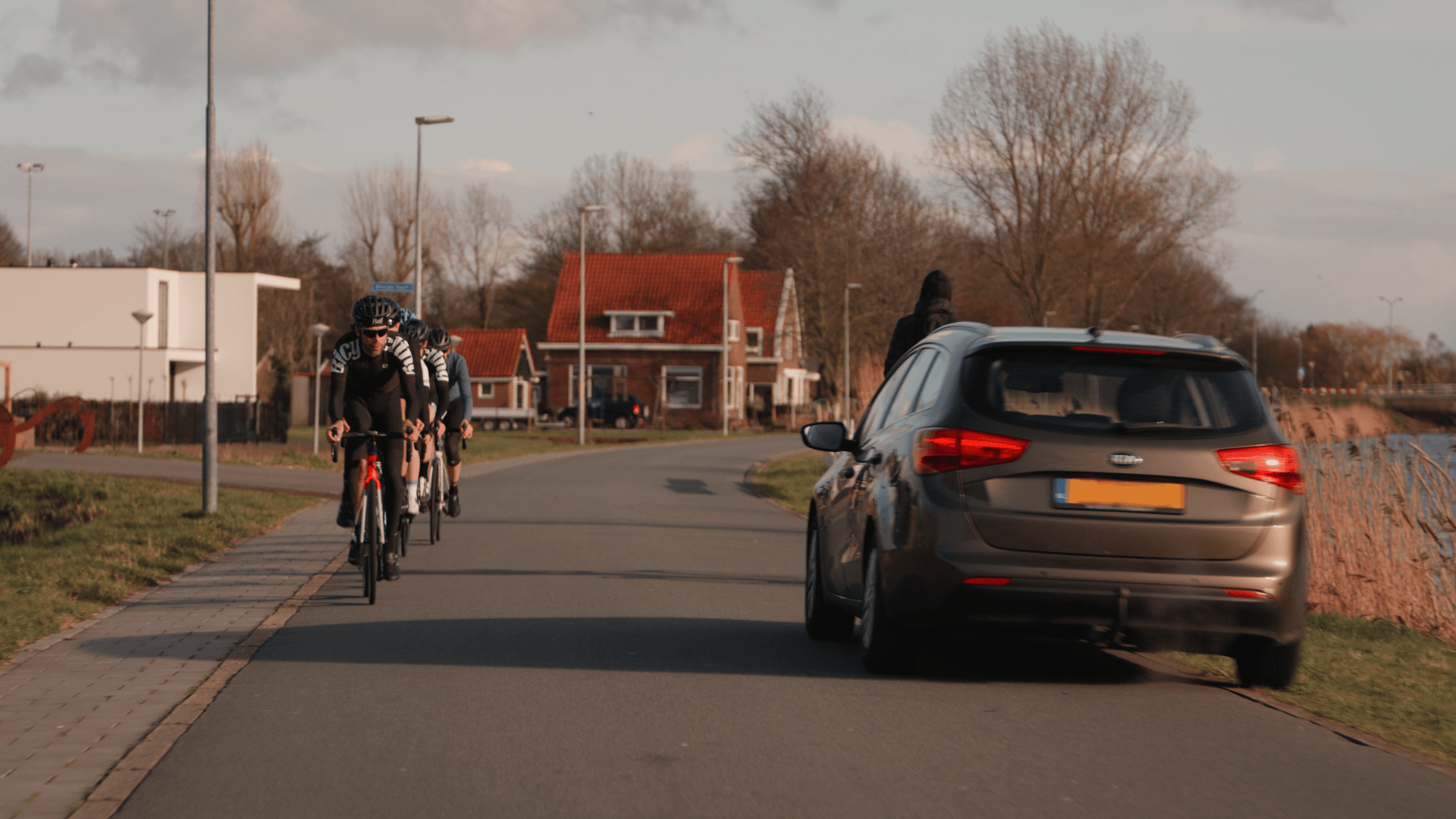 Dame of heer, de echte wielrenner gedraagt zich in het verkeer