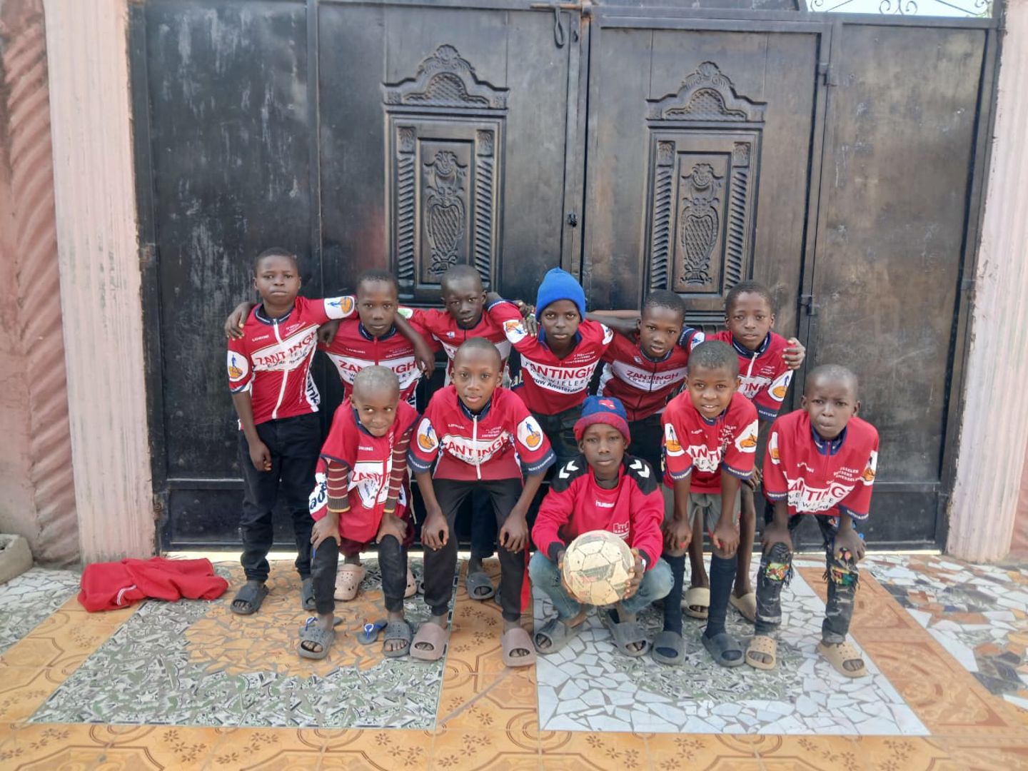 Drentse fietsshirts scoren in Gambia