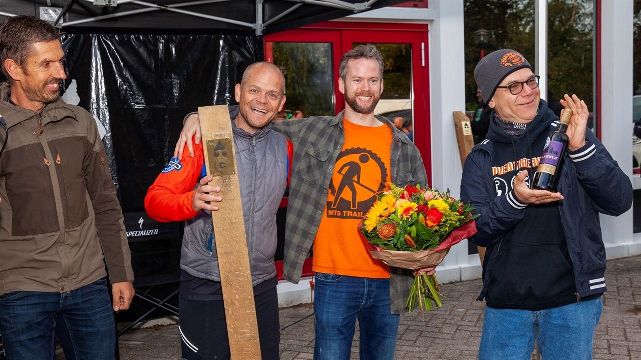 Uitreiking door Rein Zwaan (links) namens Staatbosbeheer