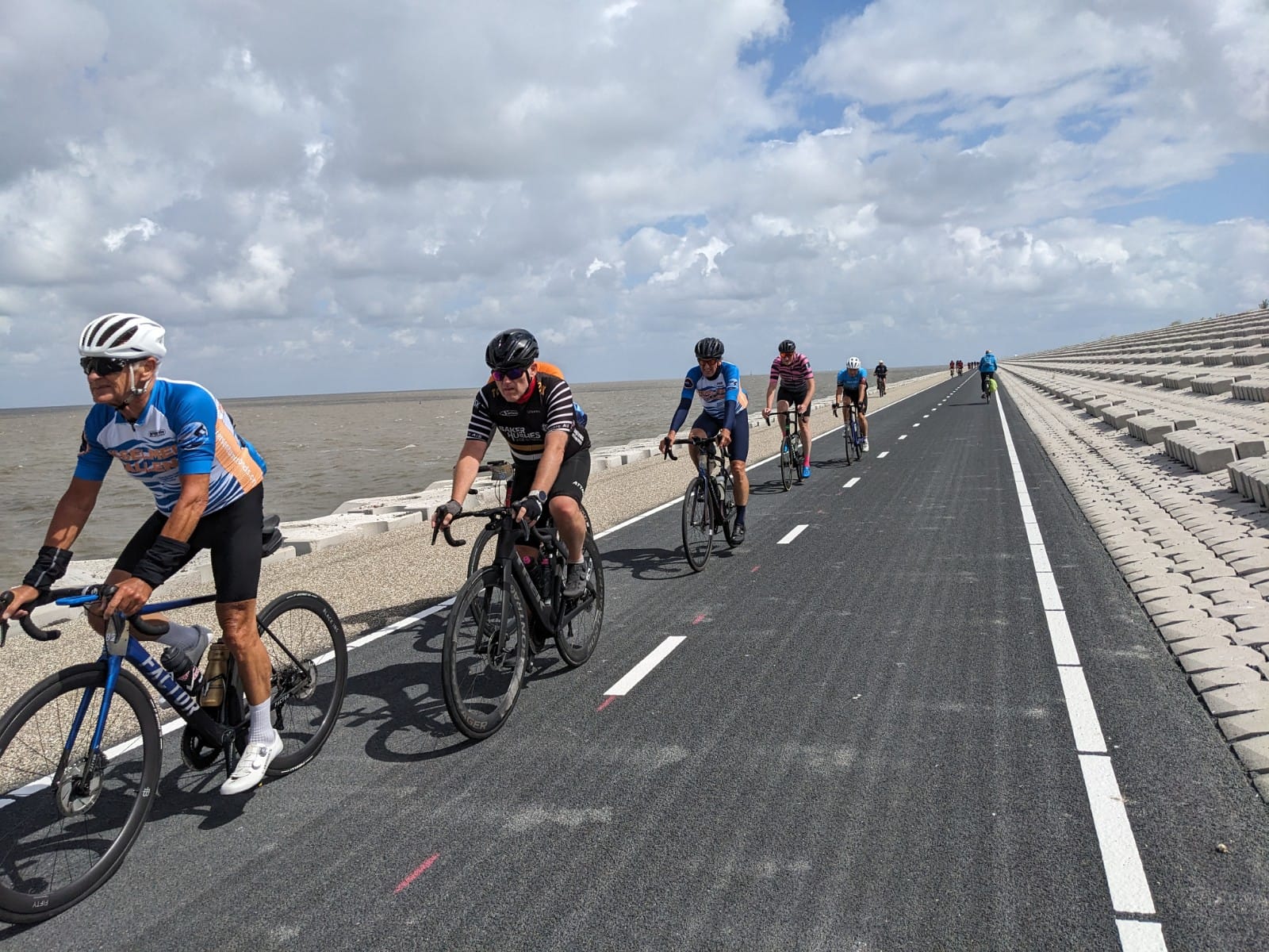 Duizenden fietsers op de Afsluitdijk