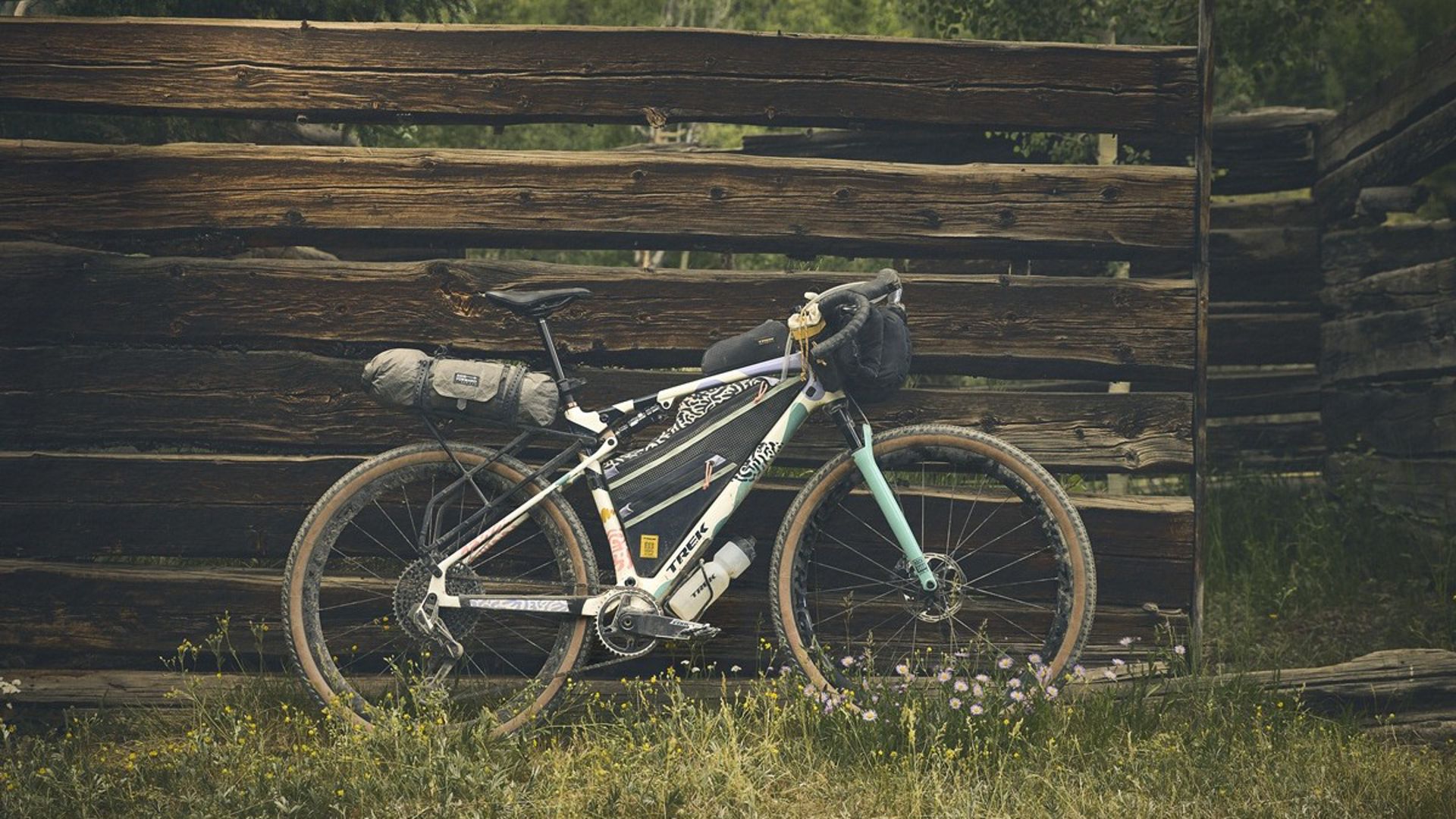 Trek introduceert de CheckOUT: de eerste full-suspension gravelbike met racestuur