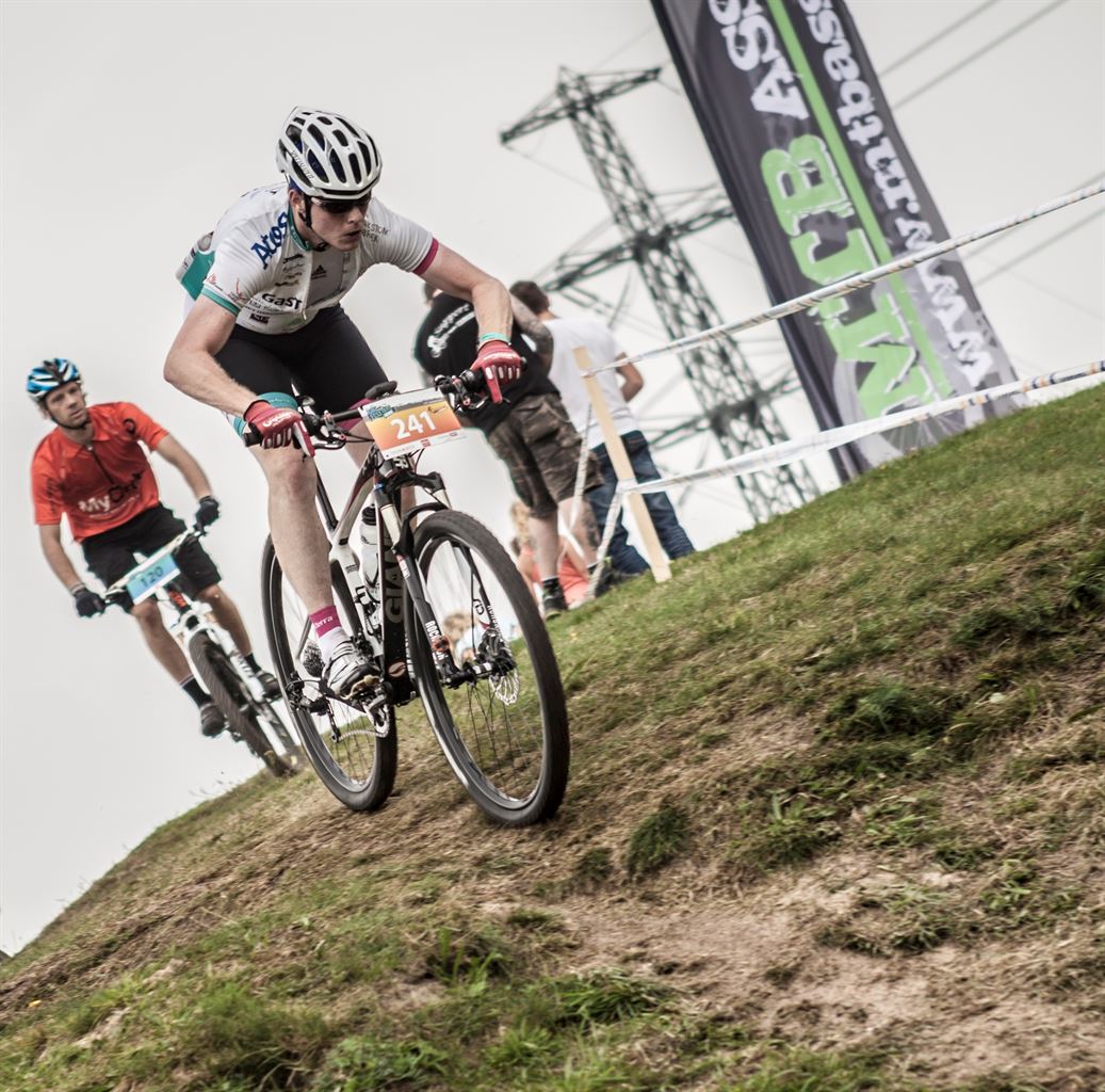 Controle over je mountainbike met de aanvalshouding.