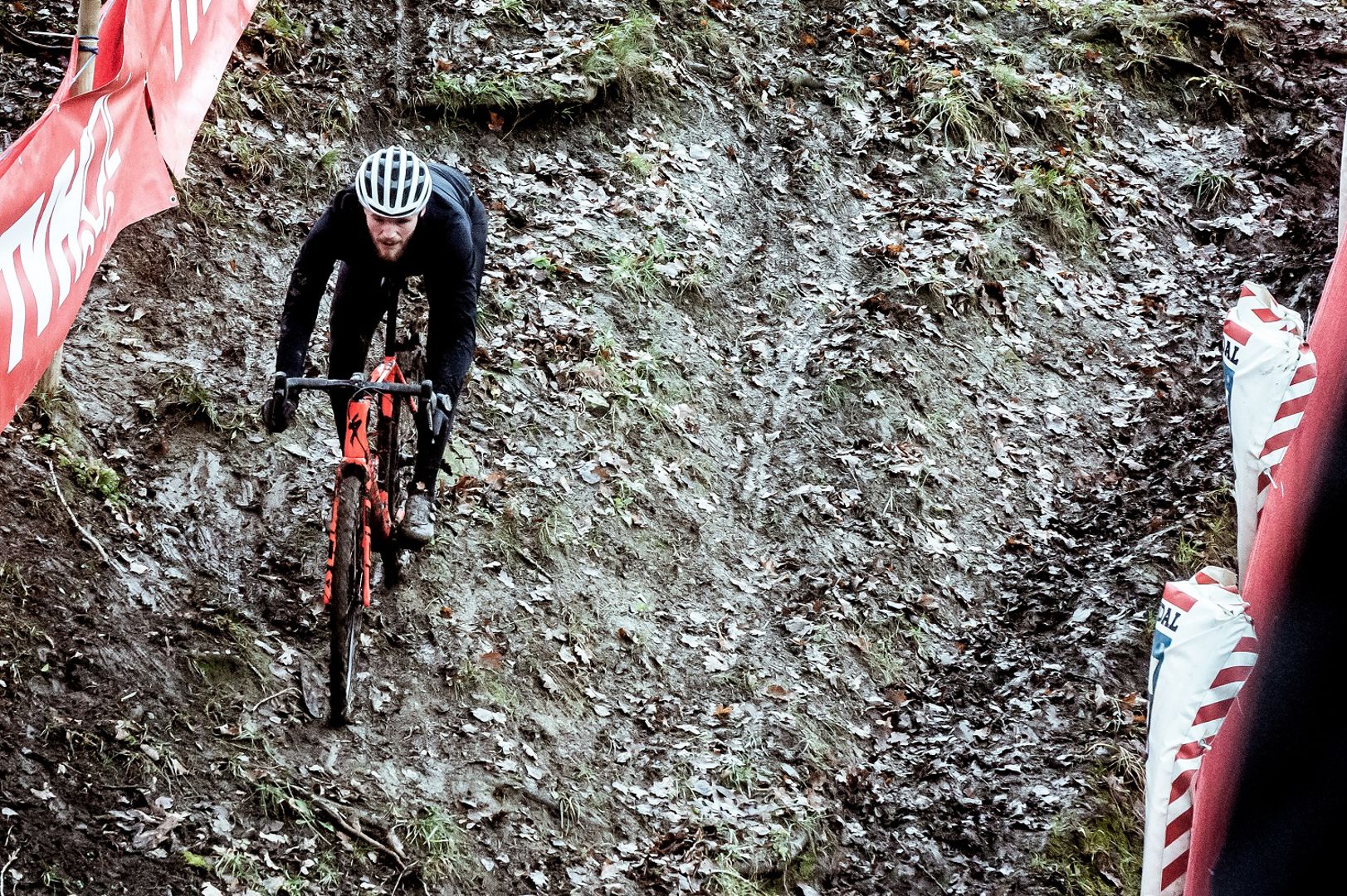 Gewicht naar achter, onder in de beugels.