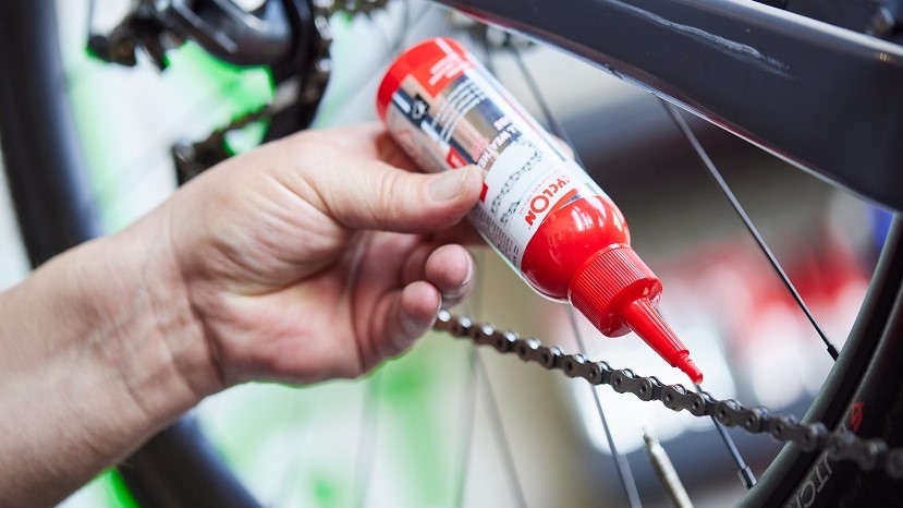 Welk smeermiddel gebruik ik voor mijn fietsketting: olie of wax?