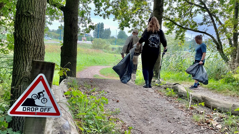 Mountainbikers ruimen met wandelaars, ruiters en vissers afval op in de natuur