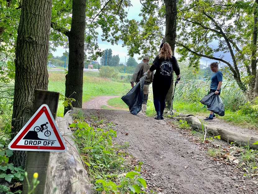 Mountainbikers ruimen met wandelaars, ruiters en vissers afval op in de natuur