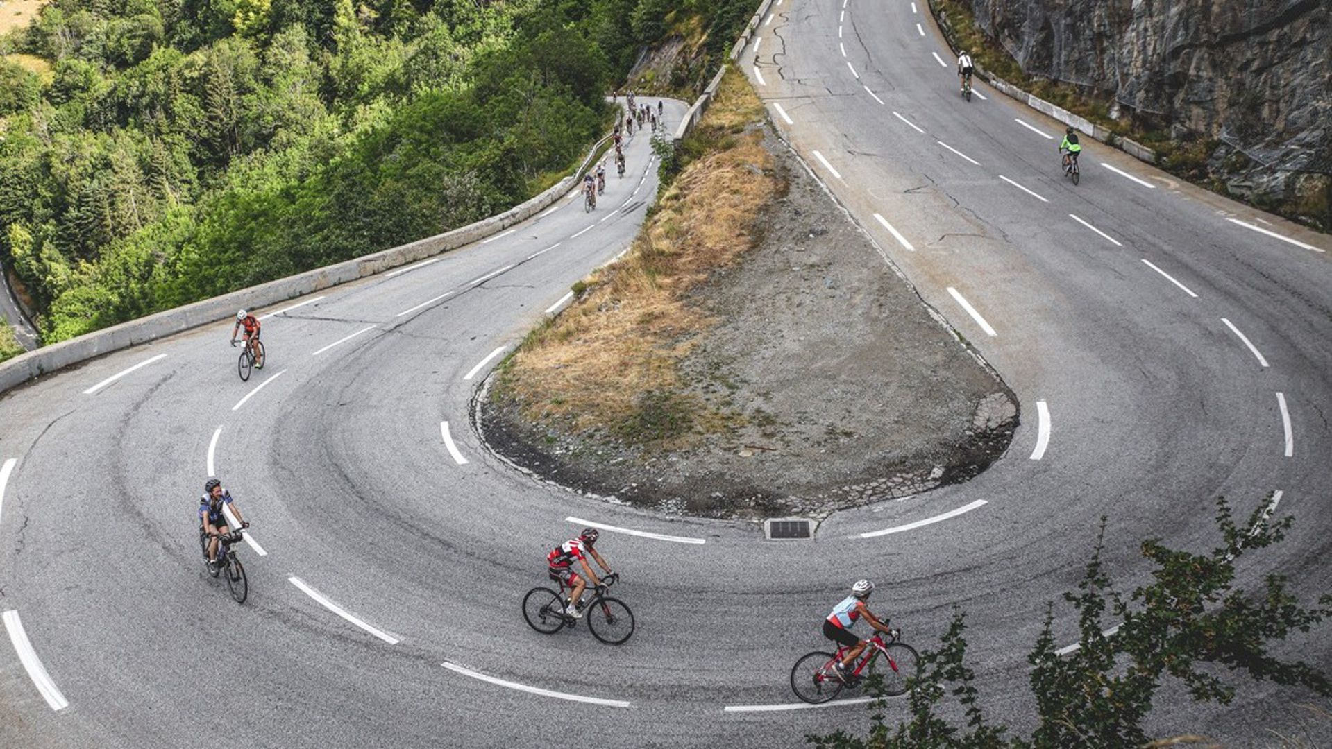 Negen cols in de Franse Alpen tijdelijk autovrij deze zomer