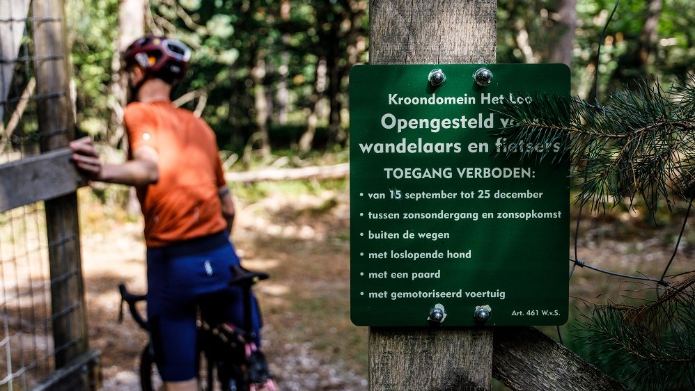Goede samenwerking boswachter en fietsclubs in Kroondomein Het Loo