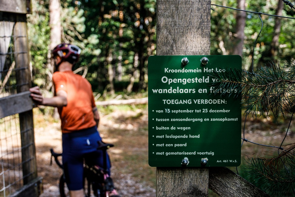 Goede samenwerking boswachter en fietsclubs in Kroondomein Het Loo