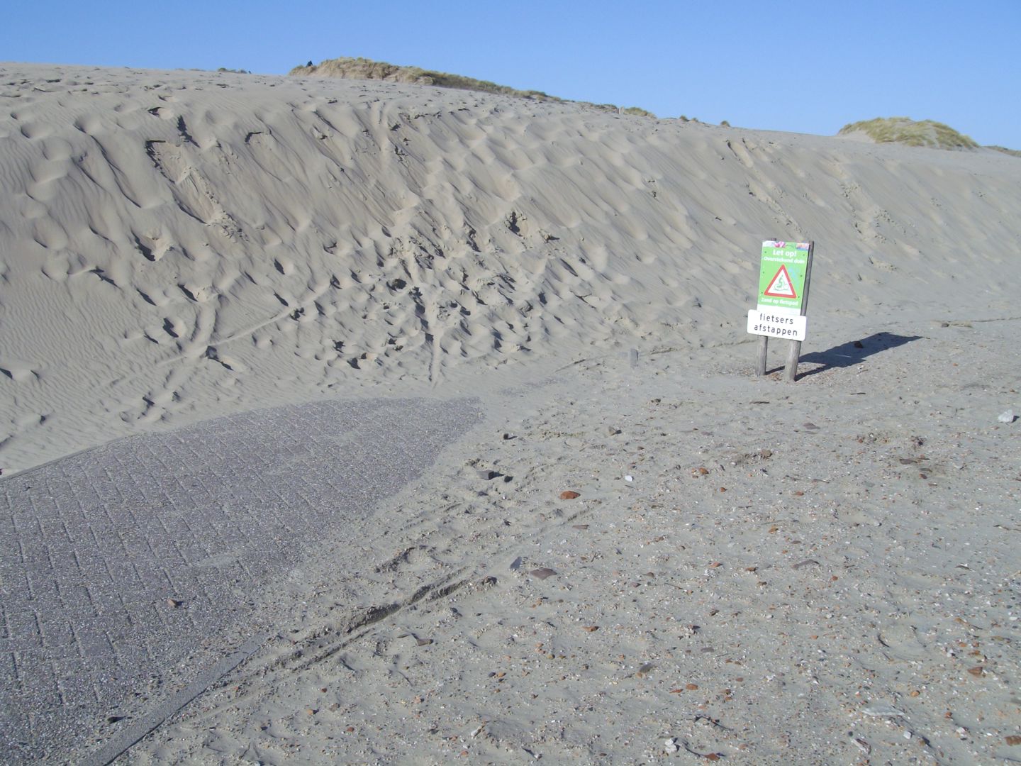 Stuifduinen bedreigen fietspaden langs de kust
