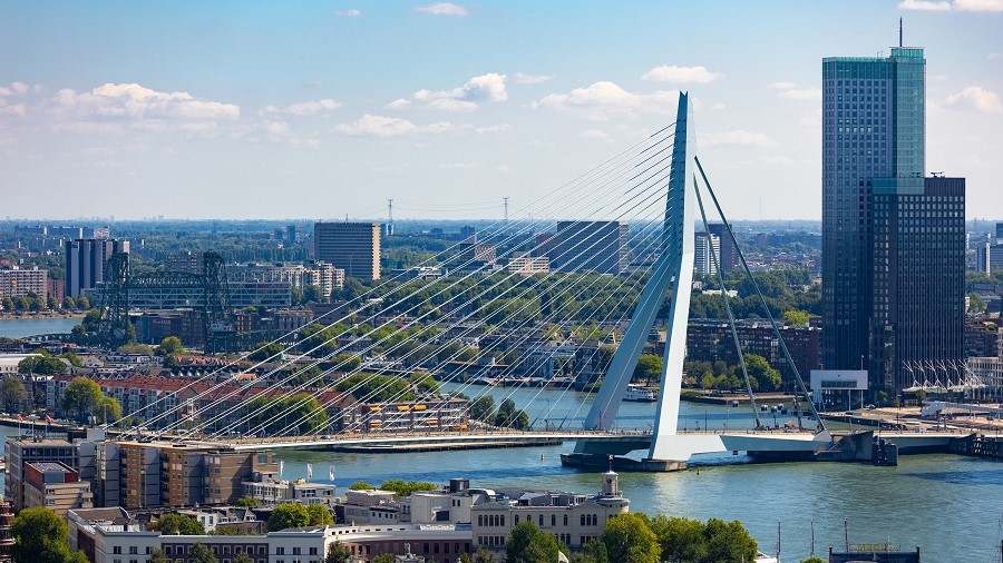 Toerversie Rotterdam: fietsen over autovrije Erasmusbrug