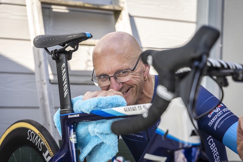 Haat óf liefde voor het poetsen. Een dubbelinterview met twee tegenpolen