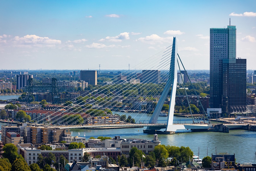 Toerversie Rotterdam: fietsen over autovrije Erasmusbrug