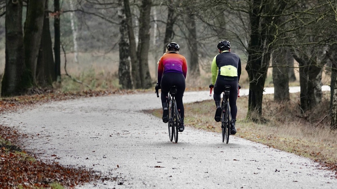 Donkere dagen dip? Met deze 8x tips blijft fietsen in de herfst leuk