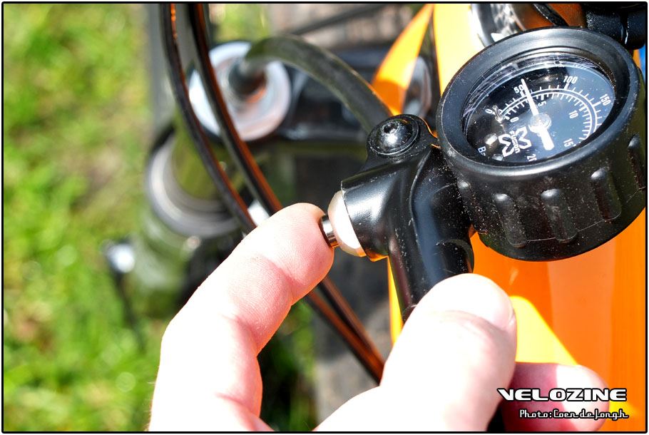 … met behulp van een demperpomp. Met een degelijke is de druk op 5 psi nauwkeurig af te lezen en in te stellen of eventueel af te blazen.