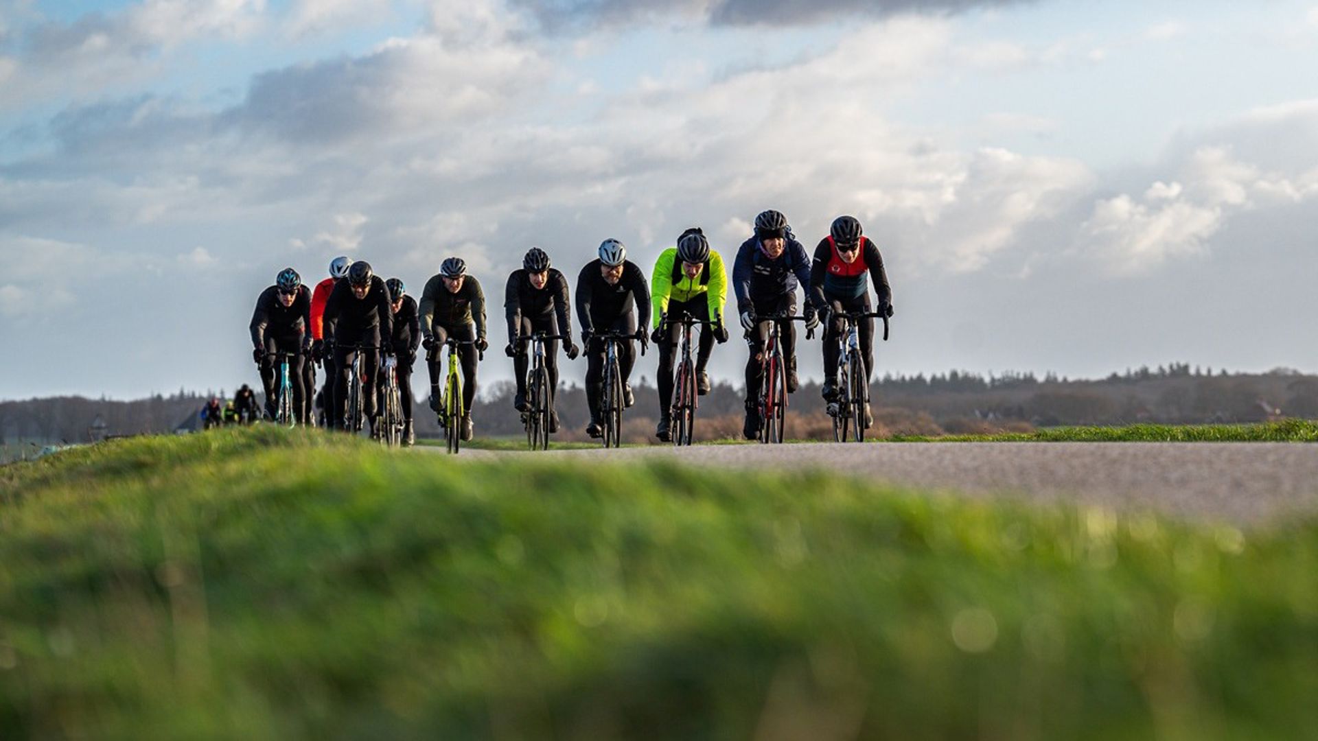 Is tegen de wind in beuken zwaarder dan bergop fietsen?