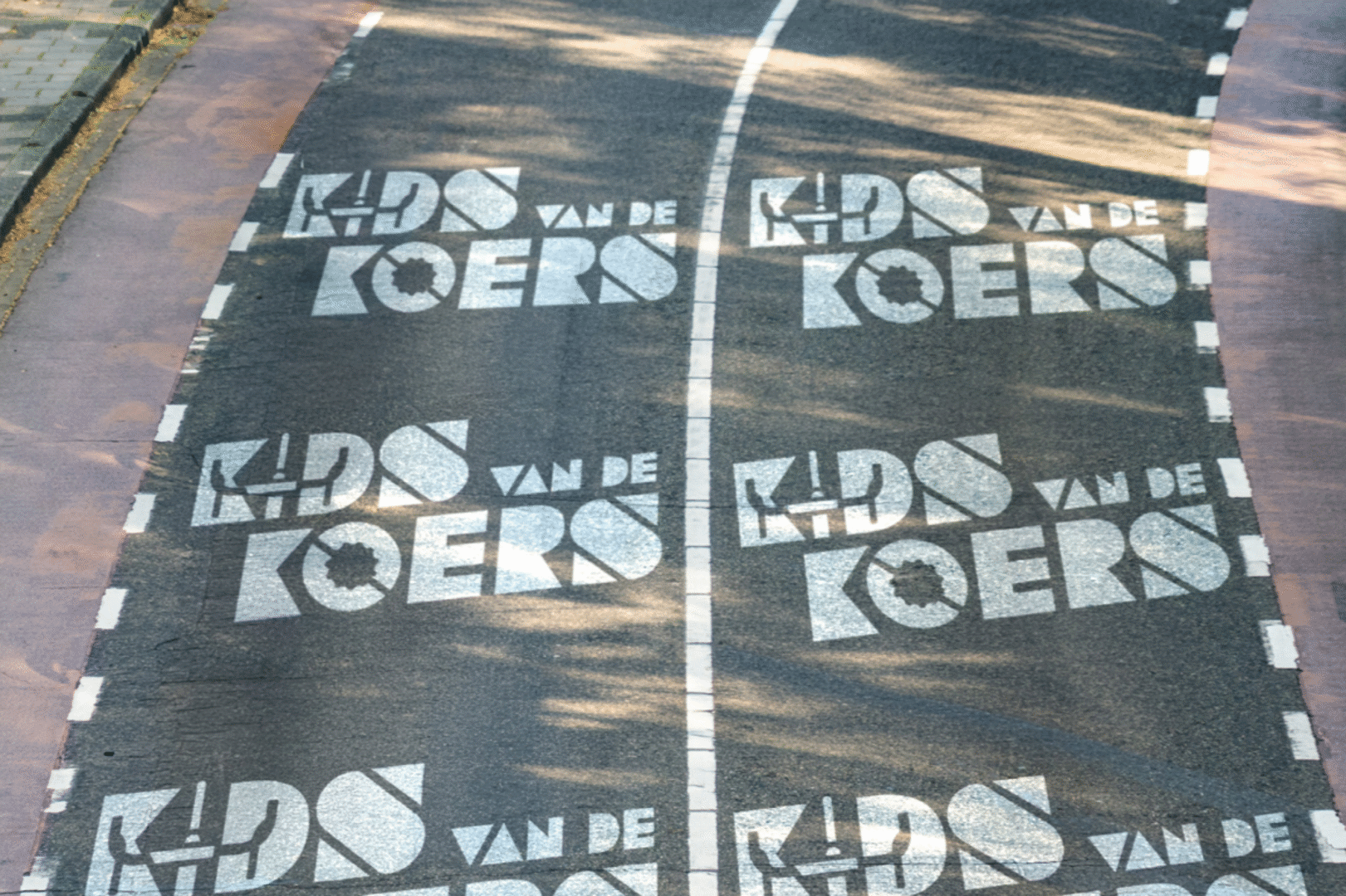 Kijken en juichen in de Kids van de Koers-fanzone bij Amstel Gold Race