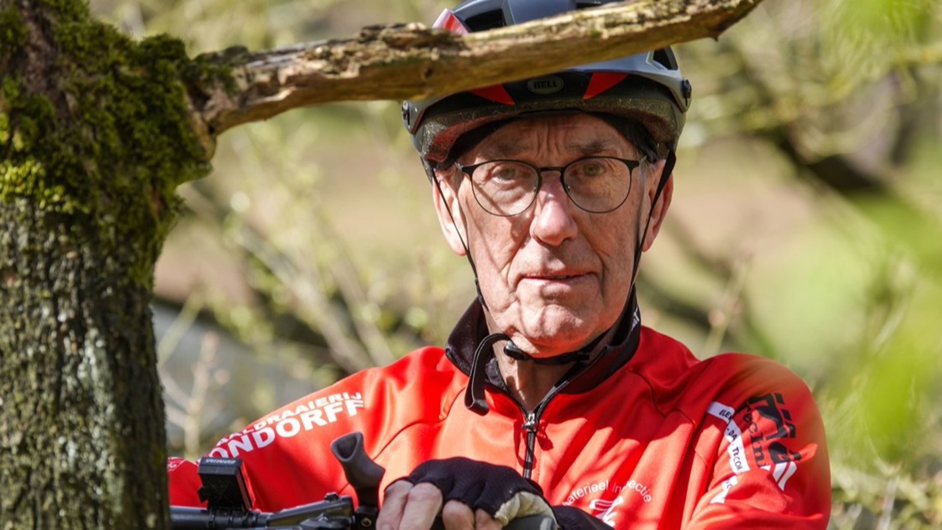 Tinus (79) fietst 21.000 km per jaar: "Ik wil altijd verder, langer".