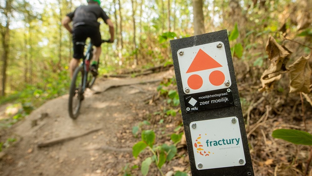 Kleurrijke mountainbike trails