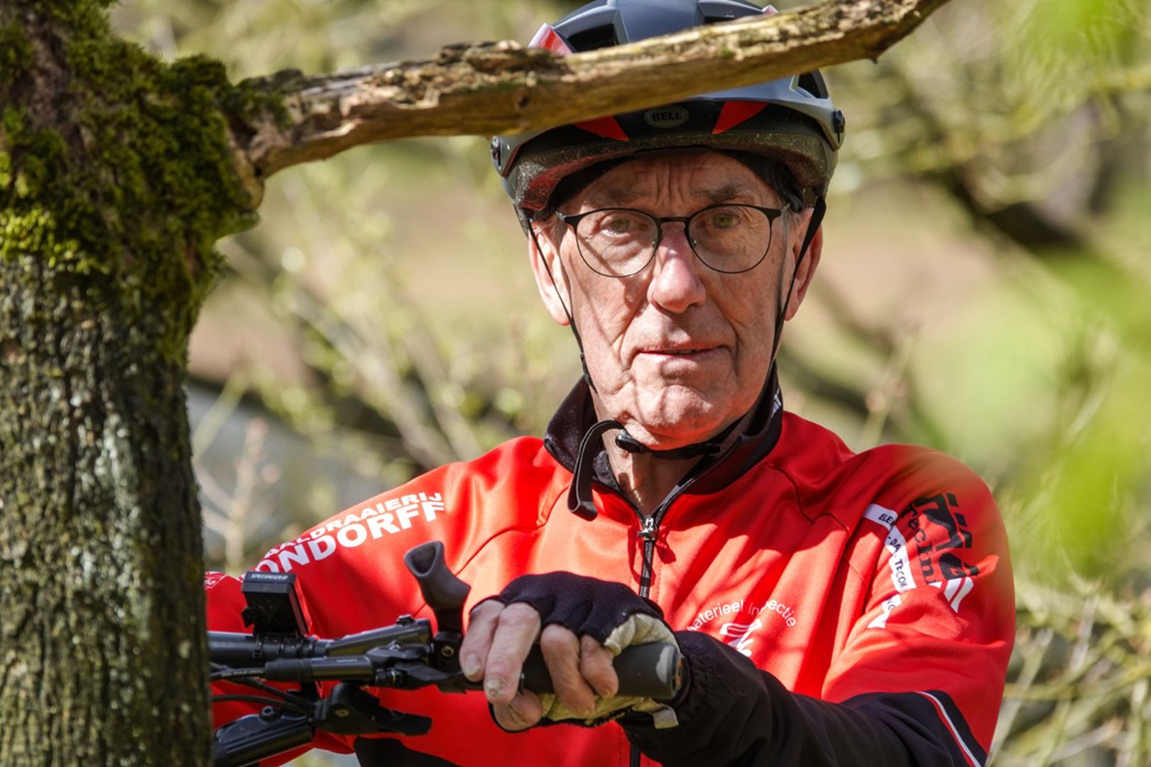 Tinus (79) fietst 21.000 km per jaar: "Ik wil altijd verder, langer".