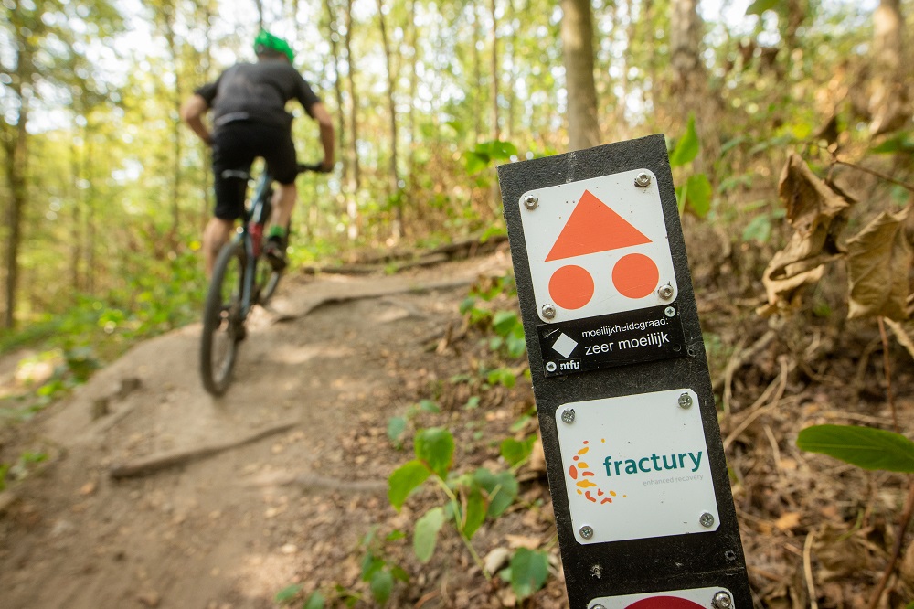 Kleurrijke mountainbike trails