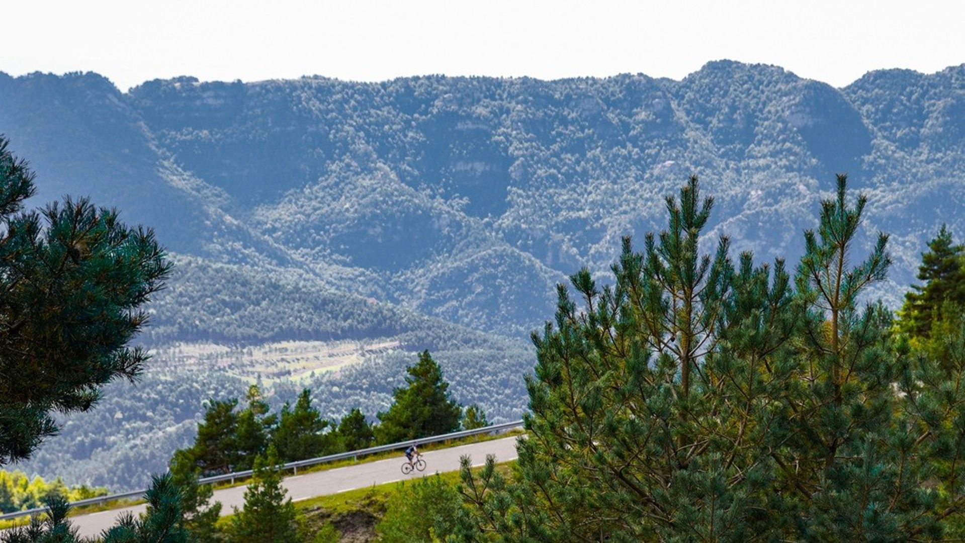 Afzien en genieten op de racefiets en gravelbike in Berguedà in Spaans Catalonië