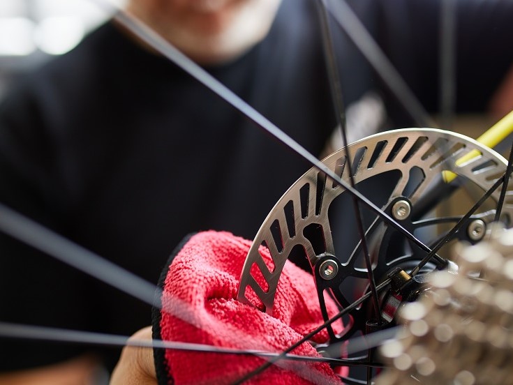 Hoe maak ik een einde aan het gepiep van mijn schijfremmen?