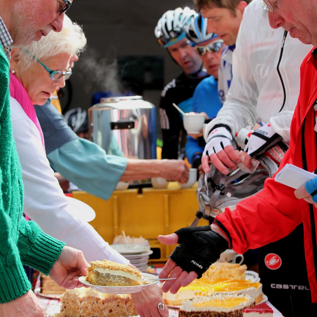 Koffie en Limburgse vlaai voor deelnemers Oranjetocht 2017