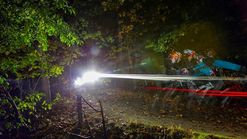 Blijf na zonsondergang met je mountainbike uit het bos: "Dieren worden verstoord en opgejaagd."