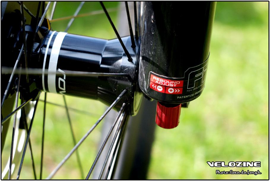 Knop voor de uitgaande (rebound) demping van een vork. Voor bijna alle merken geldt: linksom is los en een lichtere demping (je vork komt sneller terug naar z’n uitgeveerde stand).