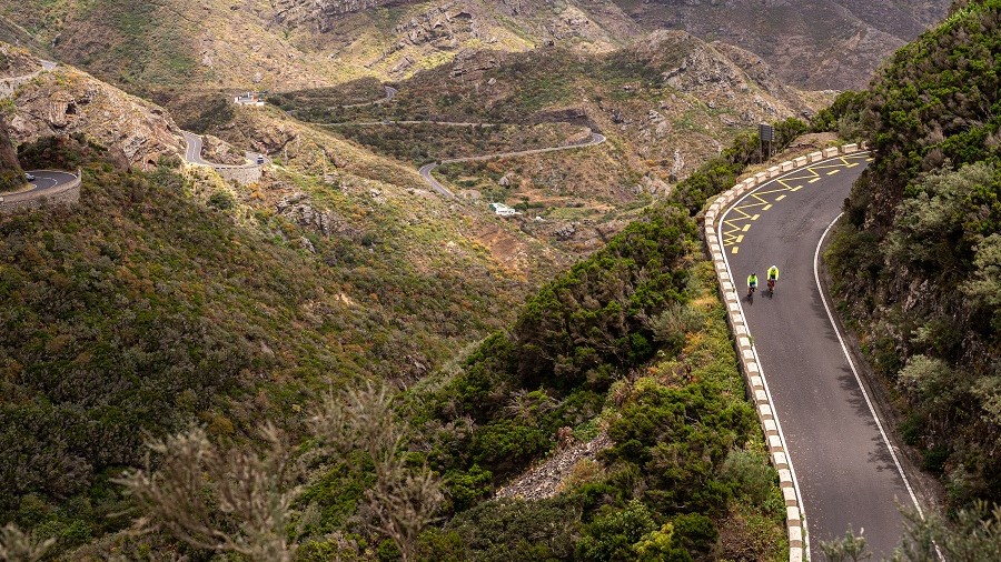 Tenerife, wielrennen in een schilderij vol contrasten