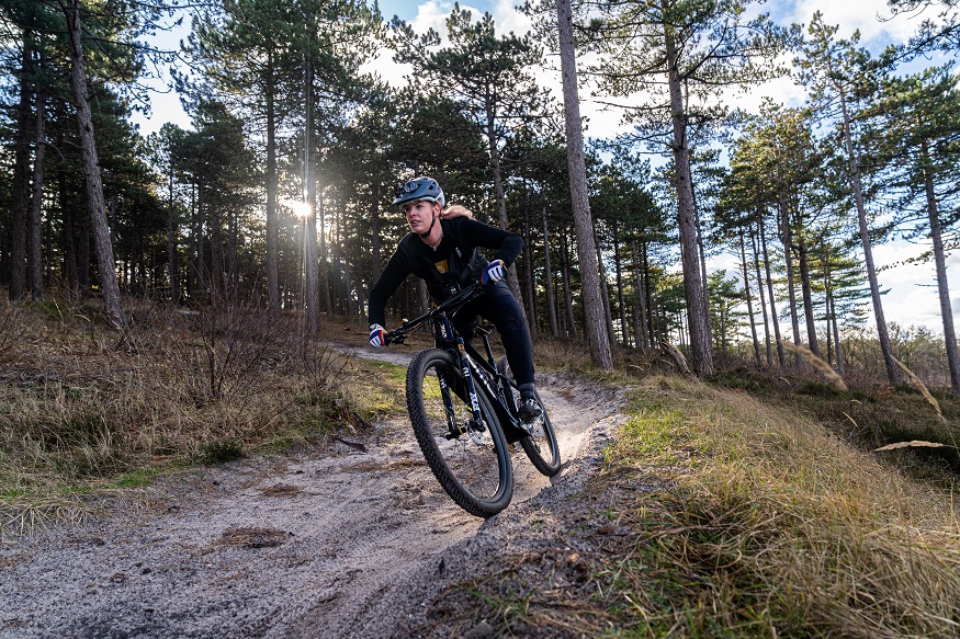 Interview met Afra de Boer: van politieagent naar MTB-vlogger en mechanieker